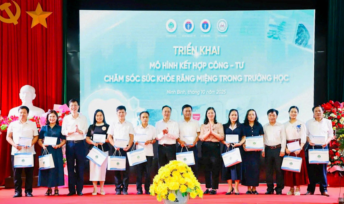 Bệnh viện trao quỹ khuyến học cho Trường Tiểu học Xuân Khê  và THCS trên địa bàn tỉnh